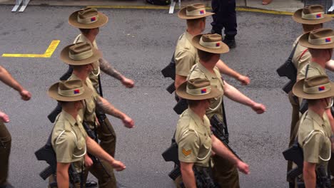 Tropa-Armada-Del-Ejército-Australiano-De-La-Fuerza-De-Defensa-Australiana-Marchando-Por-La-Calle,-En-Medio-De-La-Solemnidad-De-La-Conmemoración-Del-Día-De-Anzac,-Primer-Plano-Con-Movimiento-Manual