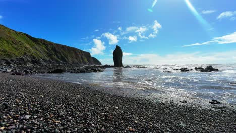 Zeitraffer-Flut-Bei-Ballydwane-In-Waterford,-Irland-Mit-Beeindruckendem-Brandungspfeiler-Und-Steinigem-Strand