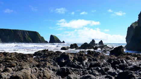 Paisajes-Marinos-Olas-Rompiendo-En-Las-Rocas-Del-Promontorio-Y-Pilas-De-Mar-En-La-Costa-De-Cobre-De-Ballydwane-Waterford-Irlanda