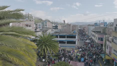 Toma-Aérea-De-Un-Niño-Balanceándose-Sobre-Una-Delgada-Cuerda-En-El-Aire-Con-Una-Multitud-Debajo