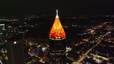 El-Rascacielos-Más-Alto-Del-Centro-De-Atlanta,-La-Plaza-Bank-Of-America,-La-Azotea-Con-Forma-De-Cúpula-Iluminada-Por-La-Noche