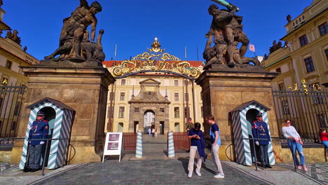 Innenhof-Der-Prager-Burg,-Königliche-Wachen-Und-Touristen-Tagsüber,-Tschechische-Republik