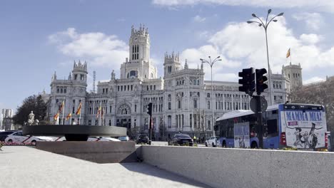 Vista-De-La-Concurrida-Rotonda-De-La-Fuente-De-Cibeles-Con-La-Icónica-Atracción-Turística-Del-Palacio-De-Cibeles-En-Madrid