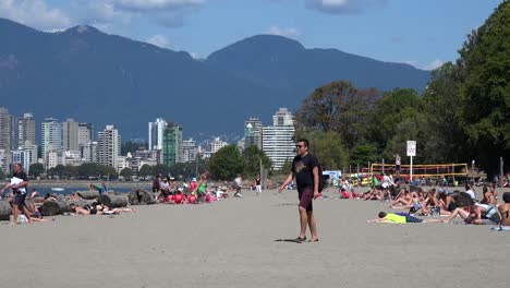 Un-Hombre-Camina-Por-Una-Playa-En-Vancouver