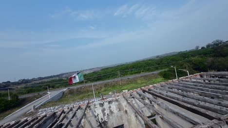 Schöne-Und-Dynamische-Ansicht-Der-Nationalflagge-Auf-Den-Ruinen-Der-Hacienda-Santa-Anna-Mit-Einer-Drohne-In-Puente-Nacional,-Veracruz,-Mexiko