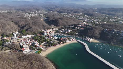 Vista-Aérea-De-La-Ciudad-De-Huatulco-Desde-La-Bahía-De-Santa-Cruz-Huatulco,-Oaxaca