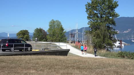 Jogger-Am-Kitsilano-Point-Mit-Blick-Auf-Die-Berge