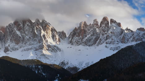 Val-Di-Funes-Dolomitas-Italia-Agudo-Impresionante-Montaña-Rocoso-Irregular-Alpes-Italianos-Lavaredo-Picos-Tirol-Tirol-Bolzano-Celestial-Hora-Dorada-Atardecer-Octubre-Noviembre-Otoño-Primero-Nieve-Nubes