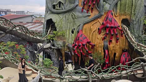 Touristen-In-Der-Ungewöhnlichen-Aussicht-Auf-Gebäude-Im-Crazy-House,-Hang-Nga-Guesthouse,-Da-Lat,-Vietnam