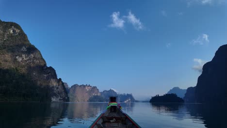 Barco-Navegando-Entre-El-Parque-Nacional-Rift-Khao-Sok,-Surat-Thani,-Tailandia