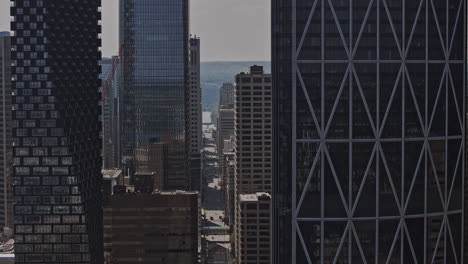 Calgary-Ab-Canada-Vista-Aérea-V18-Ampliada-Toma-De-Seguimiento-Paso-Elevado-De-Drones-Que-Capturan-El-Paisaje-Urbano-Moderno-Del-Distrito-Comercial-Del-Centro-Con-Densos-Rascacielos-Imponentes---Filmado-Con-Mavic-3-Pro-Cine---Julio-De-2023