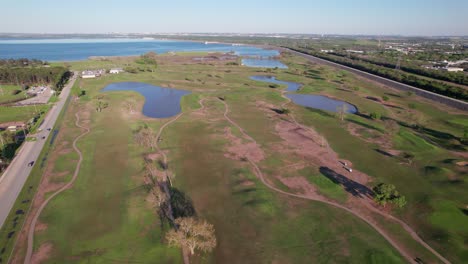 Dies-Ist-Ein-Luftbildvideo-Des-Lake-Park-Golfplatzes-In-Lewisville,-Texas