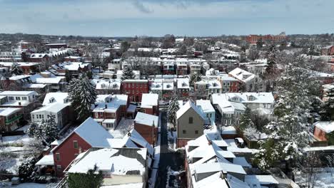 Amerikanische-Stadt-An-Sonnigen-Wintertagen-Mit-Schnee-Bedeckt