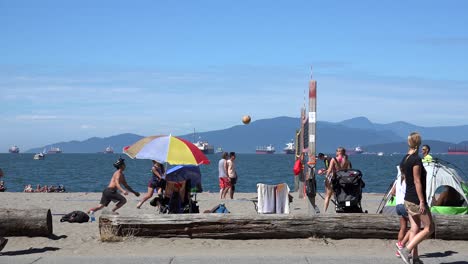 Jugando-Voleibol-En-La-Playa