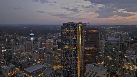 Calgary,-AB,-Kanada,-Luftaufnahme-Des-V68-Überflugs-Und-Der-Umgebung-Von-East-Village-Mit-Panoramablick-Auf-Die-Beleuchtete-Stadtlandschaft-Der-Einkaufszentren-Und-Der-Beltline-In-Der-Abenddämmerung-–-Aufgenommen-Mit-Mavic-3-Pro-Cine-–-Juli-2023