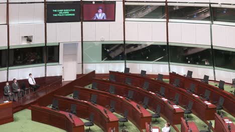 Dort,-Wo-Früher-Die-Prodemokratischen-Mitglieder-Hongkongs-Saßen,-Sind-Freie-Plätze-Zu-Sehen,-Während-Carrie-Lam,-Ehemalige-Regierungschefin-Hongkongs,-Ihre-Jährliche-Politische-Ansprache-Im-Plenarsaal-Des-Legislativrats-Hält.