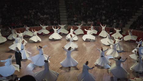 Toma-En-Cámara-Lenta-De-Sufíes-Bailando-Los-Derviches-Giratorios-En-Mevlana-Cultureel-Centrum