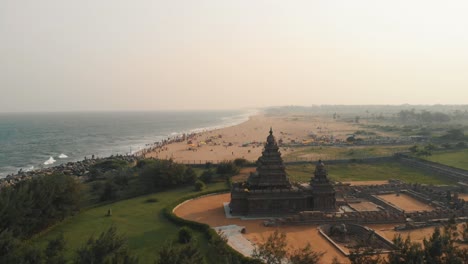 Vista-Aérea-Del-Templo-Costero-Con-Vistas-A-La-Bahía-De-Bengala-En-Chennai.