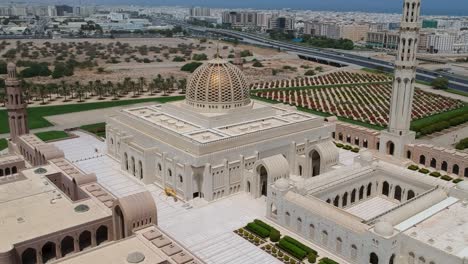 Aerial-of-huge-Sultan-Qaboos-Grand-Mosque-with-minaret-and-dome-in-Muscat,-Oman
