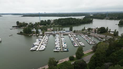 Kleiner-Hafen-In-Der-Nähe-Des-Waldes,-Mehrere-Kleine-Boote,-Helsinki,-Finnland,-Europa,-Drohne