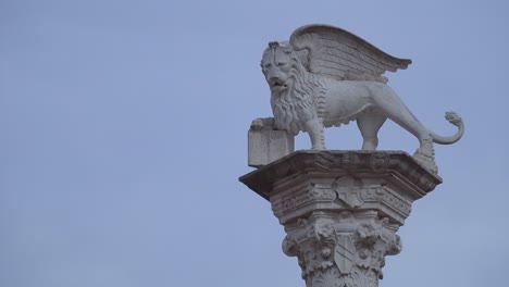 Blick-Auf-Die-Skulptur-Eines-Löwen-Und-Die-Gebäude-Dahinter-In-Vicenza,-Italien,-Aufgenommen-Mit-Einer-Schwenkkamerabewegung
