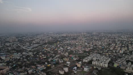 Ein-Luftbildvideo-Der-Stadt-Chennai,-Aufgenommen-An-Einem-Schönen-Abend