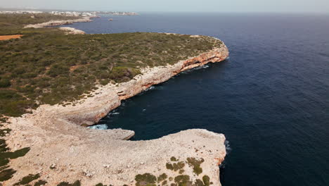 Luftaufnahme-Der-Klippen-Von-Cala-Sa-Nau-Und-Des-Türkisfarbenen-Meeres-Auf-Mallorca