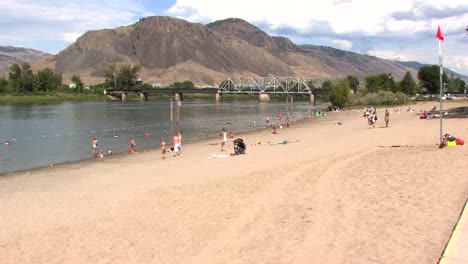 Desert-mountains-and-river-beach-with-sunbathers