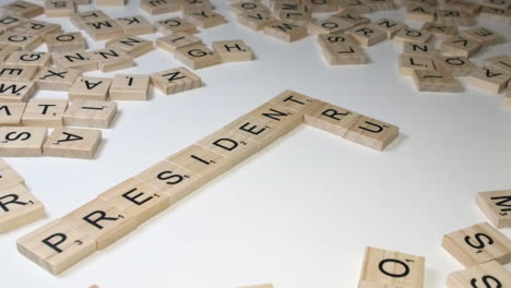 Se-Agregaron-Letras-De-Scrabble-A-La-Palabra-Presidente-Para-Formar-Un-Crucigrama-De-Triunfo.