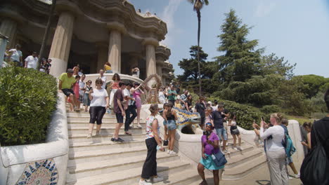 Park-Güell-entrance-stairs.-Crowds-of-tourists