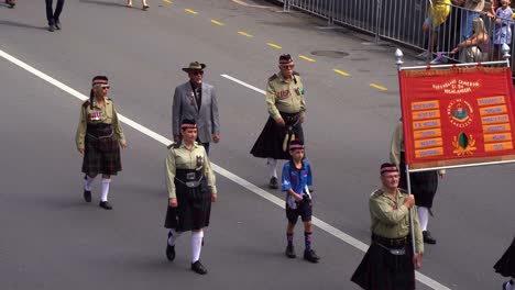 Representantes-Del-61.º-Batallón,-Queensland-Cameron-Highlanders-Caminando-Por-La-Calle-Para-Conmemorar-A-Aquellos-Que-Sirvieron-Y-Se-Sacrificaron-Durante-Tiempos-De-Guerra,-Participando-En-El-Desfile-Del-Día-De-Anzac.