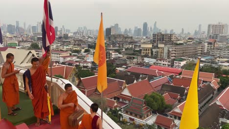 Junge-Buddhistische-Mönche-Beobachten-Bangkok-Bei-Sonnenuntergang-Vom-Wat-Saket-Tempel-Aus