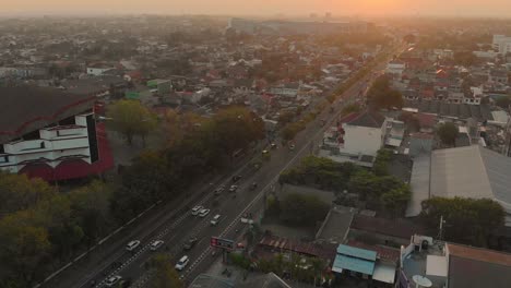 Von-Oben-Nach-Unten-Gesehene-Luftaufnahme-Von-Wohnstraßen-Und-Autos-Zwischen-Den-Dächern-Von-Mehrfamilienhäusern-In-Indonesien