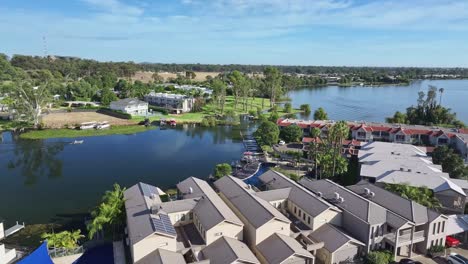 Círculo-Aéreo-Alrededor-De-Una-Laguna-Y-Apartamentos-En-La-Orilla-Del-Lago-Mulwala-En-Nueva-Gales-Del-Sur,-Australia.