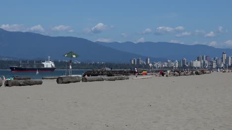 Barcos,-Stanley-Park-Y-Un-Niño-Visto-Desde-Una-Playa-De-Vancouver