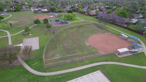 Dies-Ist-Ein-Luftbildvideo-Von-Jakes-Hilltop-Park-In-Flower-Mound,-Texas