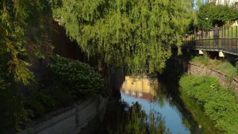 El-Nombre-De-La-Petite-Venise-Se-Le-Dio-A-Este-Barrio-Porque-Parece-Una-Pequeña-Y-Encantadora-Versión-De-La-Verdadera-Venecia-Italiana,-Con-El-Río-Lauch-Fluyendo-Entre-Casas-Encantadoras.