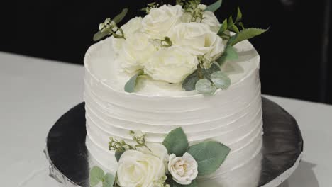 Hochzeitstorte-Aus-Weißem-Fondant,-Dekoriert-Mit-Kleinen-Naturblumen