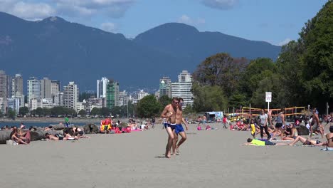 Zwei-Schwule-Männer-Sonnenbaden-An-Einem-Strand-In-Vancouver,-BC,-Kanada