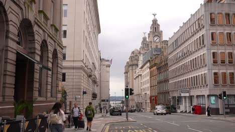 Tráfico-Callejero-En-El-Centro-De-Liverpool,-Reino-Unido,-Gente-En-La-Acera-Junto-A-Edificios-Históricos-Cerca-De-Los-Muelles-60fps