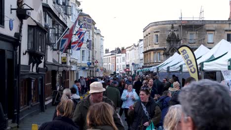 Massen-Von-Menschen-Besuchen-Und-Kaufen-Am-Geschäftigen-Osterwochenende-Im-Wells-Market-Place-Und-In-Der-High-Street-In-Somerset,-Im-Südwesten-Großbritanniens