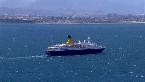 Ein-Passagierschiff,-Das-In-Den-Hafen-Von-Kapstadt-Einläuft