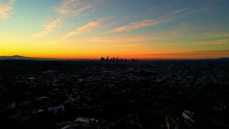 Vista-Aérea-Del-Horizonte-De-La-Ciudad-De-Los-Ángeles-Durante-Una-Colorida-Puesta-De-Sol-En-Los-Estados-Unidos.