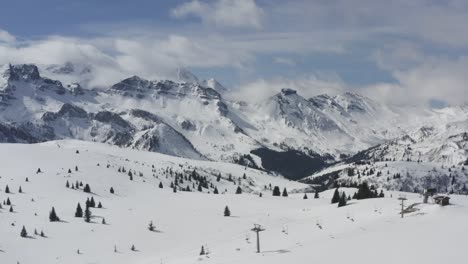 Wintersportspaß-Im-Skigebiet-Arabba,-Malerische-Landschaft-Der-Dolomiten,-Drohnenaufnahme