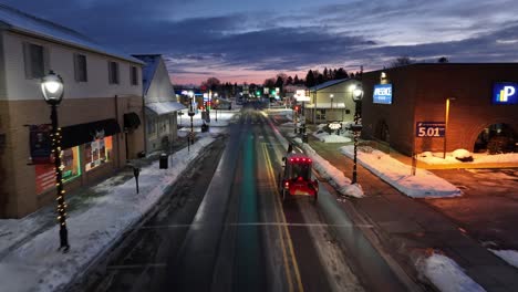 Amish-Pferd-Und-Buggy-Mit-Lichtern-Auf-Dekorierten-Straße-Der-Amerikanischen-Stadt