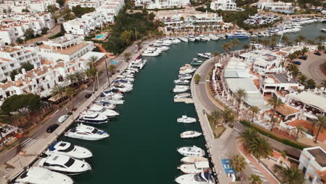 Luftaufnahme-Des-Mediterranen-Yachthafens-Mit-Luxusyachten-Auf-Mallorca