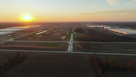 órbita-Aérea-De-La-Enorme-Ciudad-Blueoval-De-Ford-Al-Atardecer-En-Stanton,-Tennessee