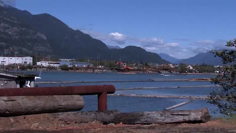 Lancha-Rápida-En-El-Río-Squamish-Con-Montañas-En-El-Fondo