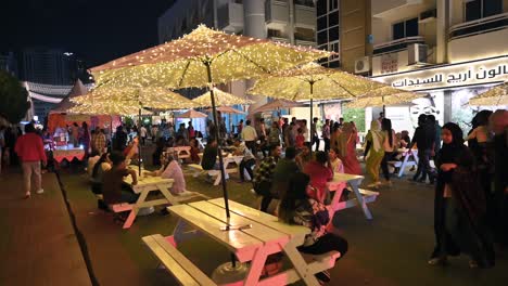 Los-Residentes-Disfrutan-Del-Festival-De-Comida-Callejera-De-Ramadán-Mientras-La-Colonia-Sheikh-Hamdan-De-Karama-Se-Transforma-Con-Luces-Y-Puestos-De-Comida-En-Dubai,-Emiratos-Árabes-Unidos.