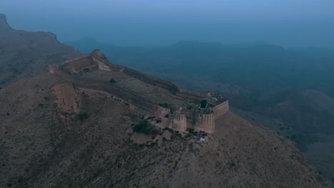 Vista-Aérea-De-Las-Murallas-Del-Fuerte-Ranikot-Durante-La-Hora-Azul-En-El-Distrito-De-Jamshoro,-Sindh,-Pakistán